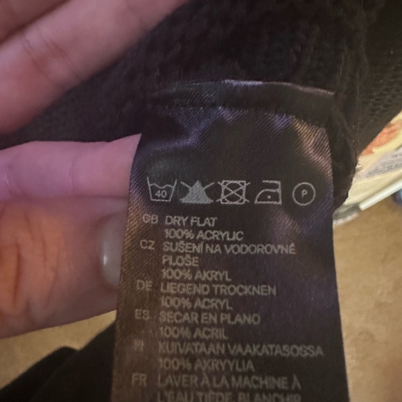 H&m size 8 knitted black sweater great condition - Picture 3 of 4